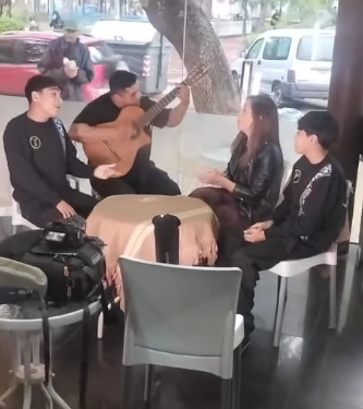 La Sole estuvo por San Luis y cantó en pleno centro puntano