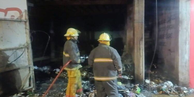 Bomberos sofocaron un incendio en una obra en construcción