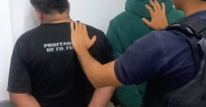 Tomaron bebidas en un local céntrico y se fueron sin pagar. Fueron demorados