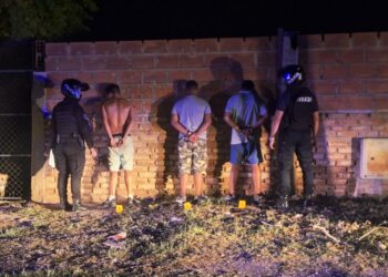 Demoraron a tres hombres y secuestraron un arma de fuego en el barrio 1° de Mayo