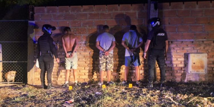 Demoraron a tres hombres y secuestraron un arma de fuego en el barrio 1° de Mayo