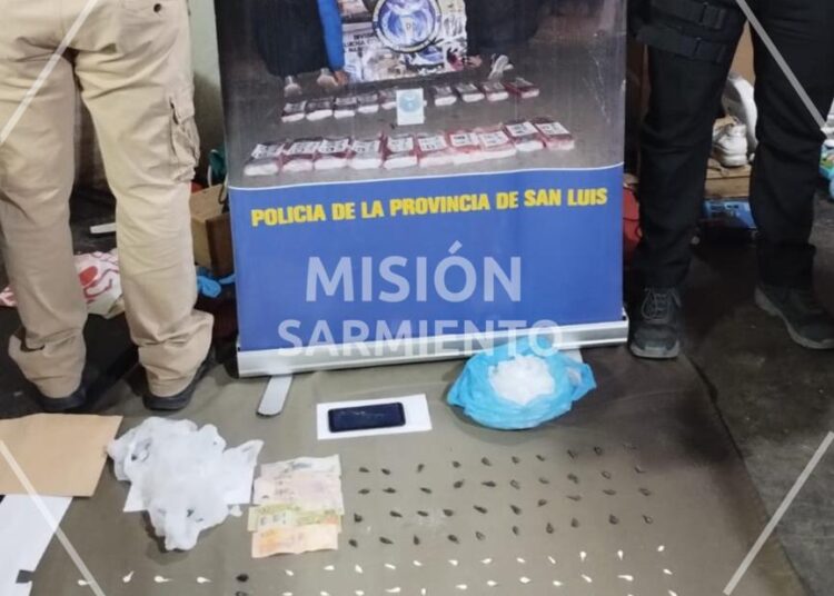 Misión Sarmiento – San Luis: la Policía anuló un centro de venta y distribución de drogas, incautó cocaína valuada en más de 1 millón de pesos y detuvo a un hombre