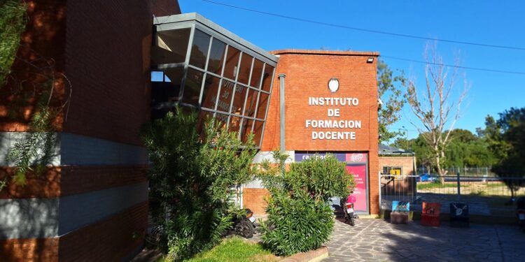 Convocan a cubrir cargos docentes y de personal de apoyo en el IFDC San Luis