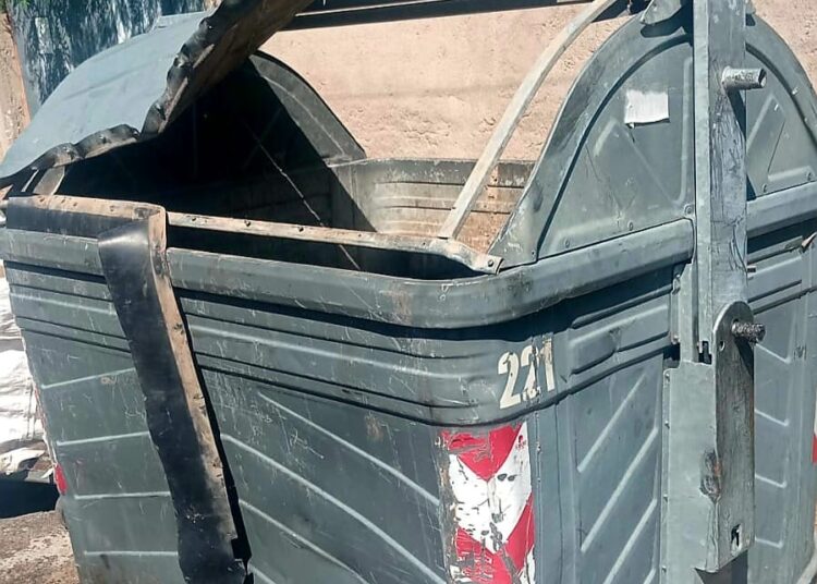 Demoraron a un hombre por dañar un contenedor municipal