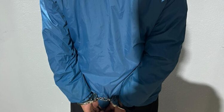 Demoraron a un hombre tras provocar disturbios y dañar un móvil policial