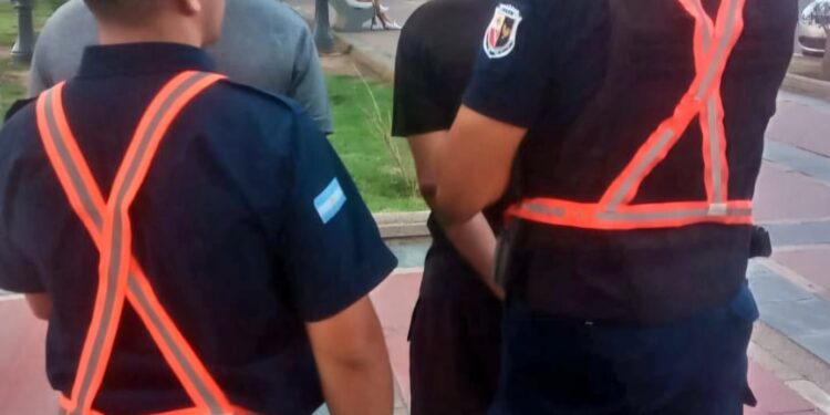 Demoraron a dos “trapitos” por ocasionar disturbios en Plaza Pringles