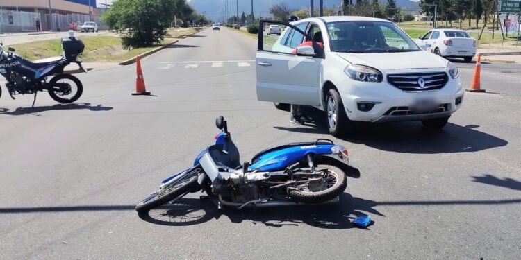 Una joven resultó herida tras un choque entre una motocicleta y un vehículo