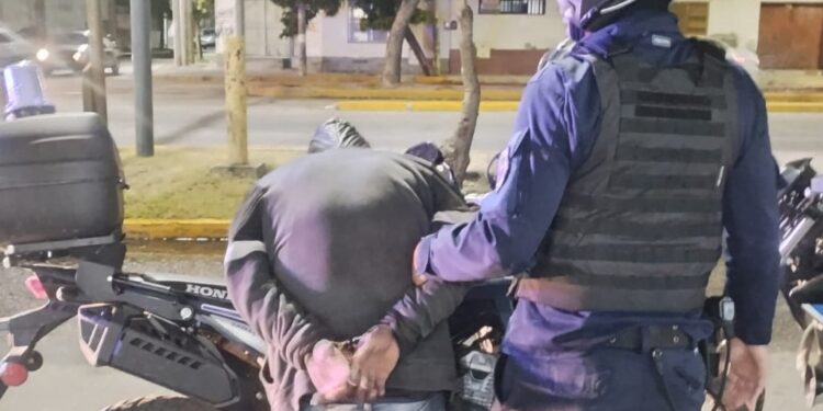 Robó en un lubricentro ingresando por el techo de noche. Fue detenido minutos despues