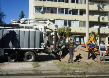 Trabajos de SerBa por desbordes cloacales en avenida Lafinur