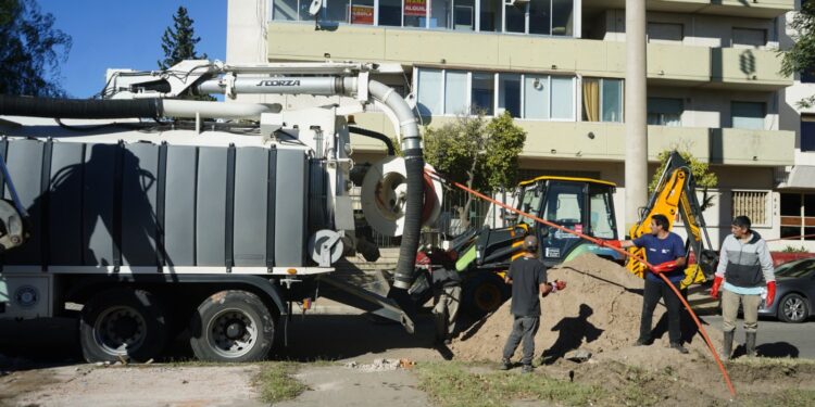 Trabajos de SerBa por desbordes cloacales en avenida Lafinur