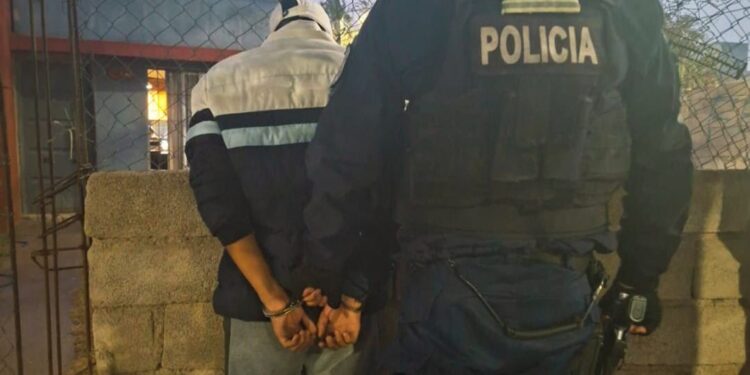 Demoraron a un joven armado con un cuchillo en el barrio 200 Viviendas Sur