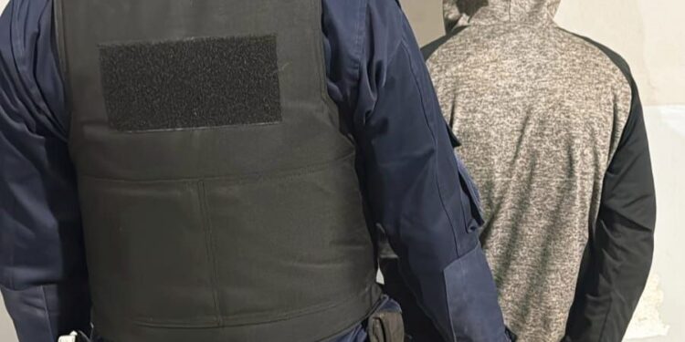 Detuvieron a un hombre que ingresó a una vivienda tras desplazarse por los techos