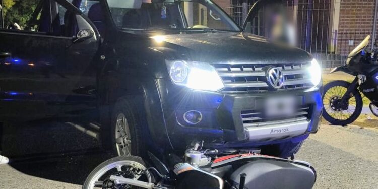 Demoraron a un sujeto que embistió a un motociclista tras evadir un control policial y que tenía droga en su poder