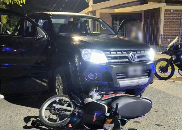 Demoraron a un sujeto que embistió a un motociclista tras evadir un control policial y que tenía droga en su poder