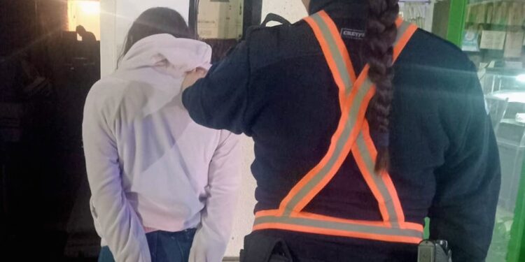 Demoraron a una joven que intentó sustraer prendas de vestir de un local comercial