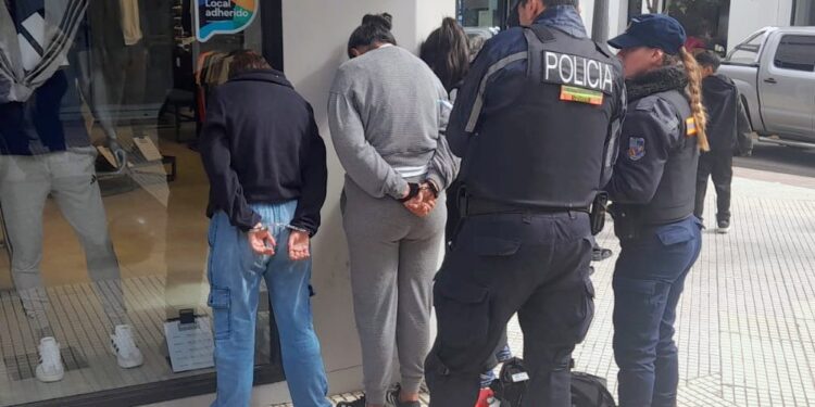 Demoraron a dos jóvenes y una mujer que intentaron robar en un local comercial