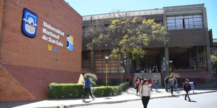 Docentes universitarios paran una semana y exigen que el Gobierno cumpla el fallo por financiamiento