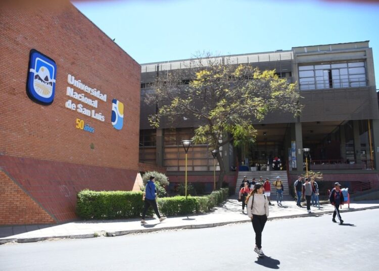 Docentes universitarios paran una semana y exigen que el Gobierno cumpla el fallo por financiamiento