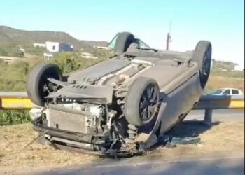 Dos personas resultaron lesionadas tras un accidente automovilístico en avenida José Santos Ortiz