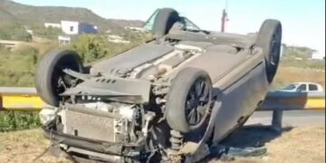 Dos personas resultaron lesionadas tras un accidente automovilístico en avenida José Santos Ortiz