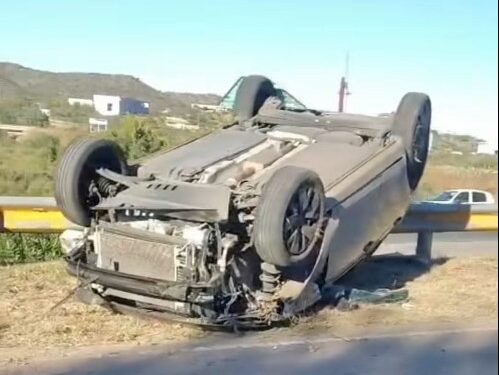Dos personas resultaron lesionadas tras un accidente automovilístico en avenida José Santos Ortiz