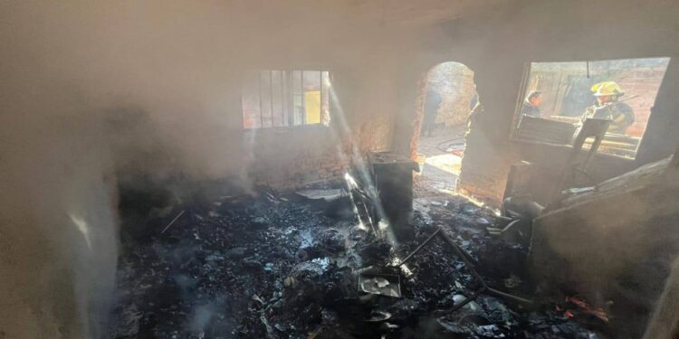 Sofocaron el incendio de una vivienda en el barrio Tibiletti