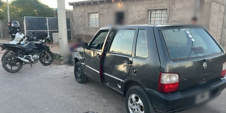 Un adolescente resultó con lesiones leves tras un choque entre una moto y un auto