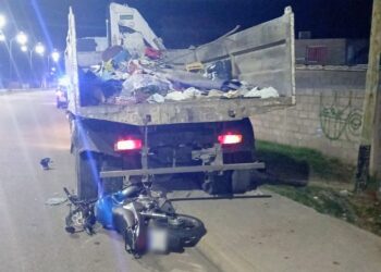 Un motociclista resultó lesionado tras colisionar contra un camión