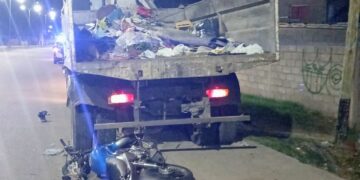 Un motociclista resultó lesionado tras colisionar contra un camión