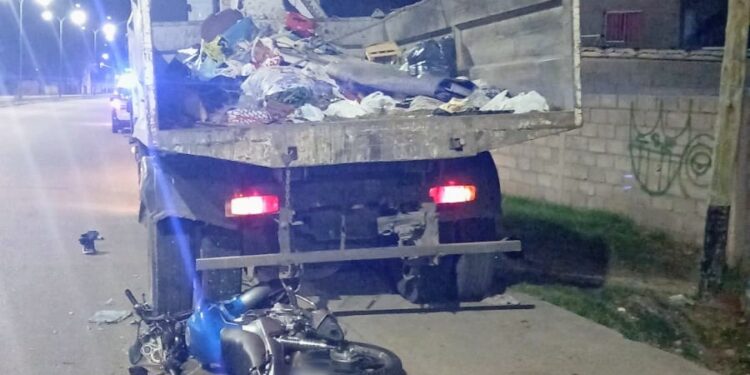 Un motociclista resultó lesionado tras colisionar contra un camión