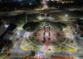 Así se ve la plaza Halcones del Cielo de noche