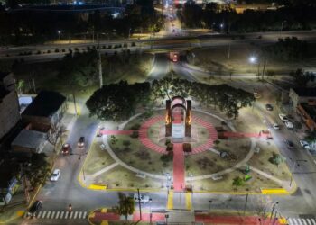 Así se ve la plaza Halcones del Cielo de noche