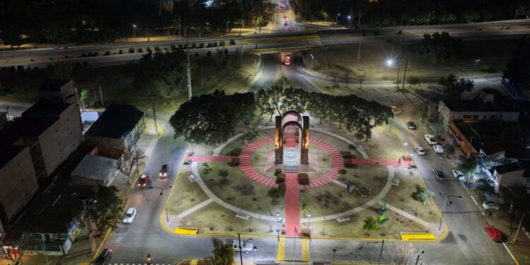 Así se ve la plaza Halcones del Cielo de noche