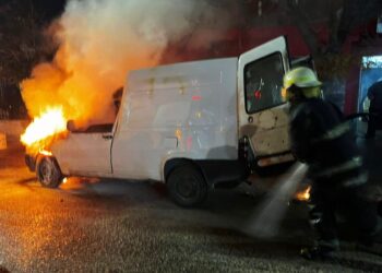 Bomberos sofocaron el incendio de un automóvil en la ciudad de San Luis