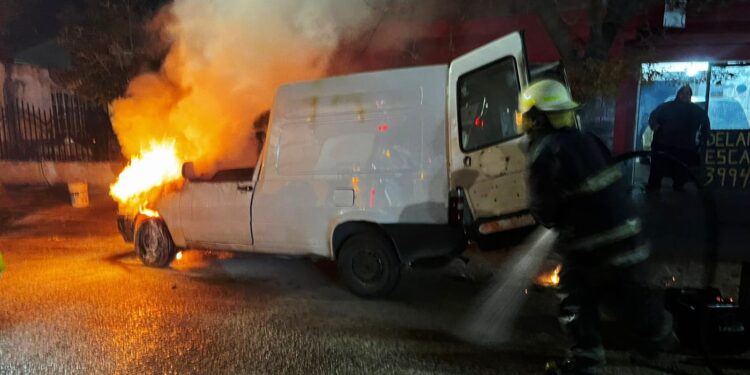 Bomberos sofocaron el incendio de un automóvil en la ciudad de San Luis