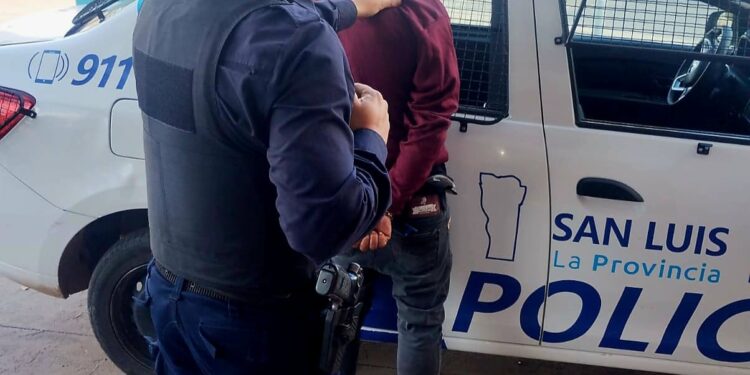 Lo demoraron tras ser acusado de ingresar a una vivienda