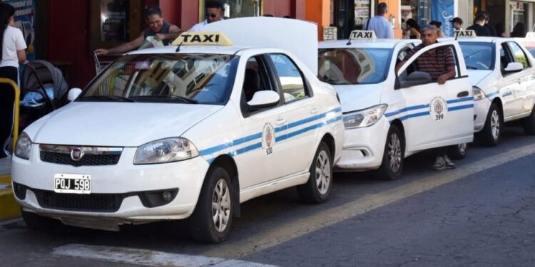 Taxistas protestaron por igualdad de condiciones con Uber y DiDi frente al Concejo Deliberante