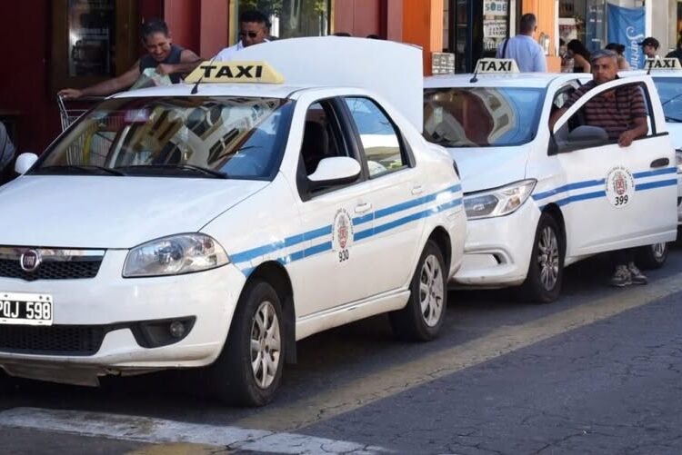 Taxistas protestaron por igualdad de condiciones con Uber y DiDi frente al Concejo Deliberante