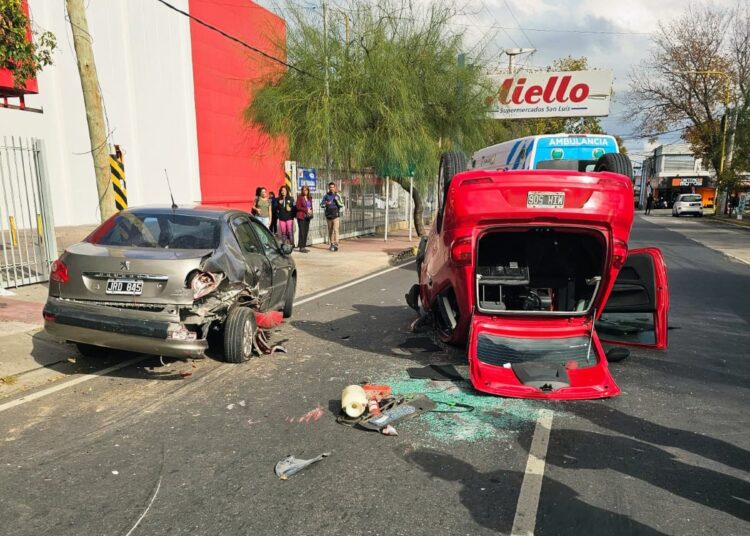Accidente de tránsito en avenida Héroes de Malvinas: dos mujeres heridas