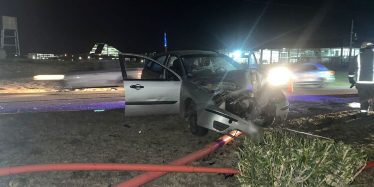 Accidente en la avenida José Santos Ortiz. Impactó contra una luminaria. Un herido