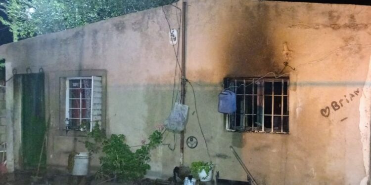 Sofocaron un incendio en una vivienda del barrio Kennedy