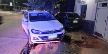 Un conductor perdió el control de su automóvil e impactó contra otro vehículo estacionado; no hubo personas heridas