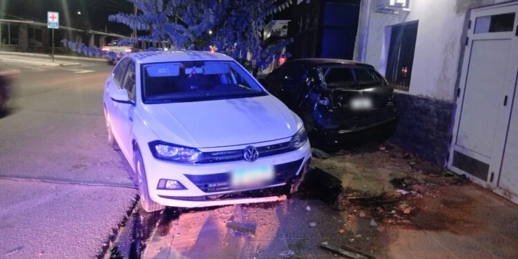 Un conductor perdió el control de su automóvil e impactó contra otro vehículo estacionado; no hubo personas heridas