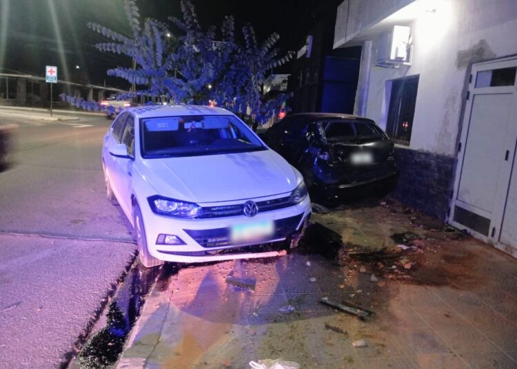 Un conductor perdió el control de su automóvil e impactó contra otro vehículo estacionado; no hubo personas heridas