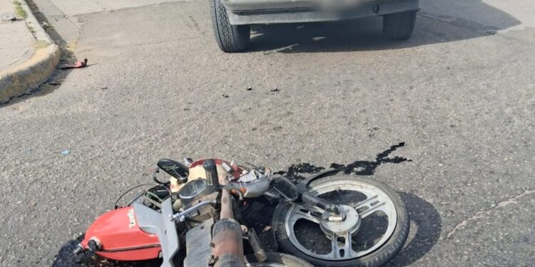 Un hombre resultó lesionado tras el choque entre una motocicleta y una camioneta