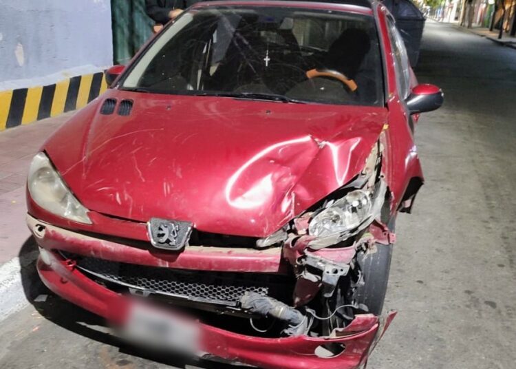 Impactó contra un árbol y el frente de un gimnasio; no hubo personas heridas