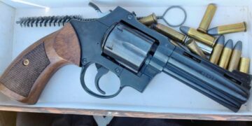 Demoraron a un hombre que tenía un arma de fuego en su poder