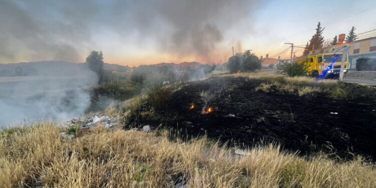 Bomberos sofocaron un incendio de malezas y basura