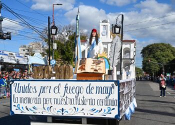 Con el tradicional desfile, San Luis festejó el 216° Aniversario de la Revolución de Mayo