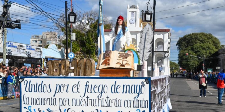 Con el tradicional desfile, San Luis festejó el 216° Aniversario de la Revolución de Mayo